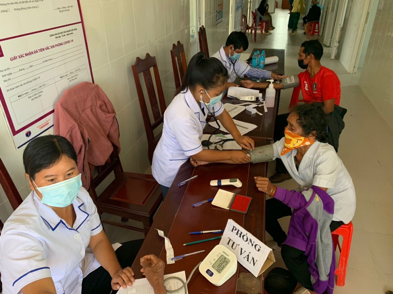 Trung tâm Y tế huyện Đam Rông tổ chức tiêm vắc xin phòng Covid-19 cho các đối tượng ưu tiên theo Nghị quyết 21 của Chính phủ
