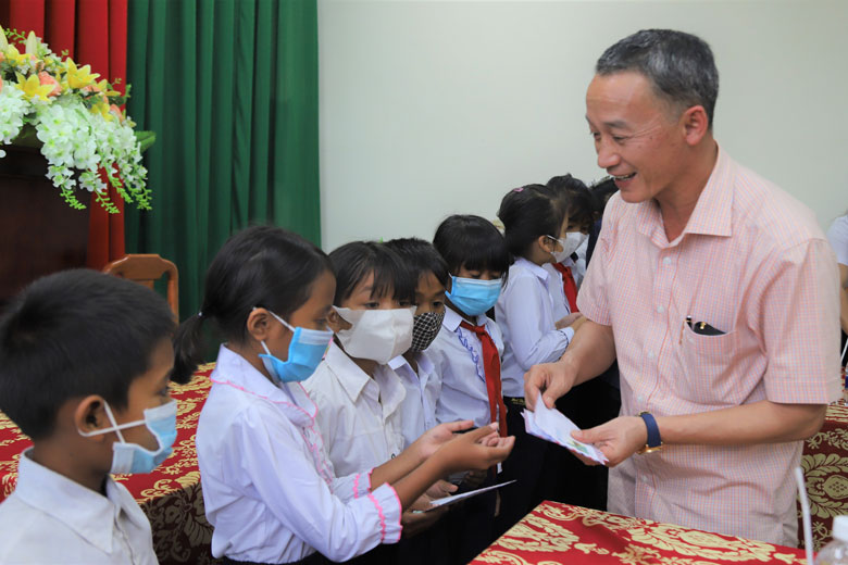 Đồng chí Trần Văn Hiệp - Chủ tịch UBND tỉnh Lâm Đồng trao tặng học bổng cho các em học sinh nghèo vượt khó Trường Tiểu học Bảo Thuận (xã Bảo Thuận, huyện Di Linh)