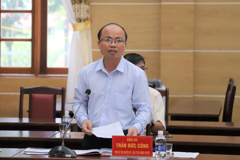 Ông Trần Đức Công - Chủ tịch UBND huyện Di Linh báo cáo tại buổi làm việc