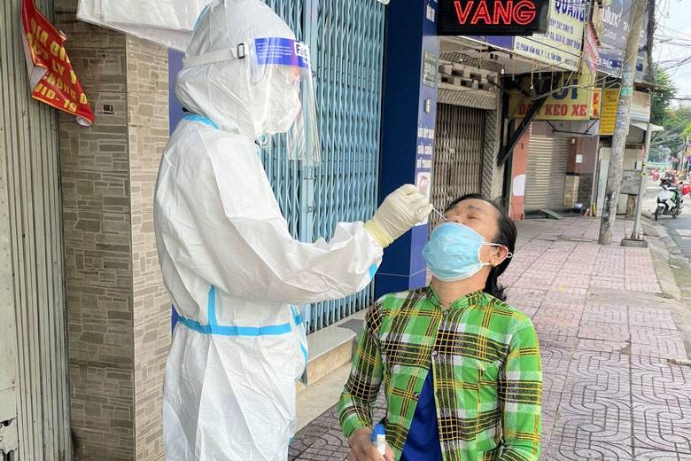 Thanh niên tình nguyện Lâm Đồng tham gia lấy mẫu xét nghiệm SARS-CoV-2 cho người dân tại 2 quận Tân Bình và Tân Phú (TP Hồ Chí Minh)