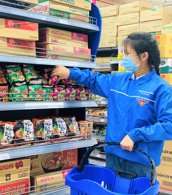 Nữ tình nguyện viên Lâm Đồng trong một lần đi mua nhu yếu phẩm giúp người dân 