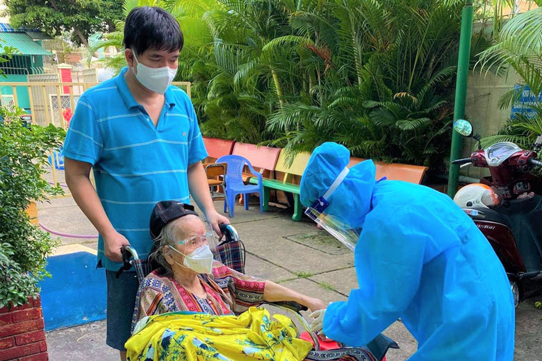 Các bạn trẻ Lâm Đồng đến tận nhà khám bệnh, chăm sóc sức khỏe cho người dân TP Hồ Chí Minh