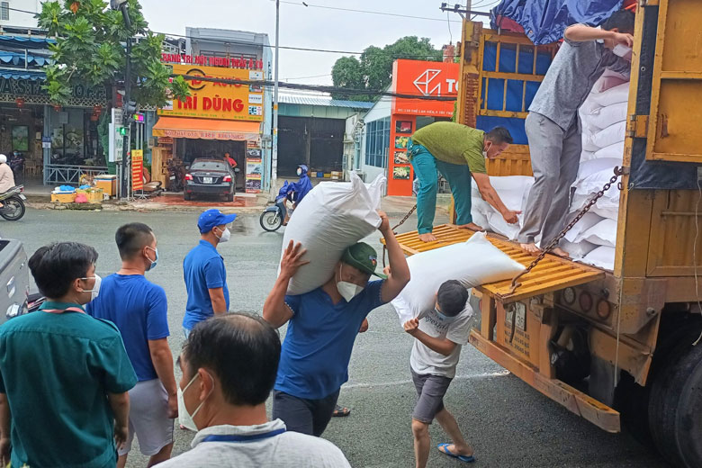 Tình nguyện viên Lâm Đồng tham gia bốc vác lương thức, thực phẩm để kịp thời tiếp sức cho người dân TP Hồ Chí Minh ổn định cuộc sống