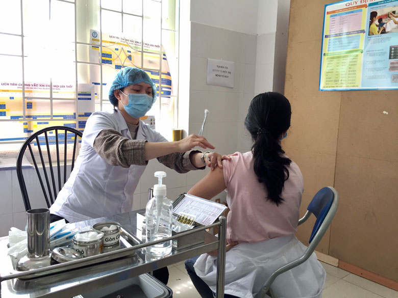 Tiêm vắc xin phòng Covid-19 tại Trung tâm Y tế Đà Lạt