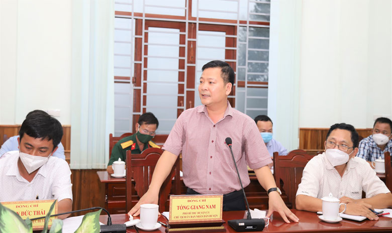 Chủ tịch UBND huyện Đạ Tẻh Tống Giang Nam báo cáo tại buổi làm việc