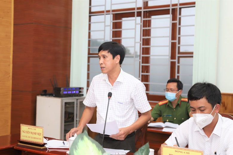 Đồng chí Nguyễn Mạnh Việt - Quyền Bí thư Huyện ủy Đạ Tẻh phát biểu tại buổi làm việc