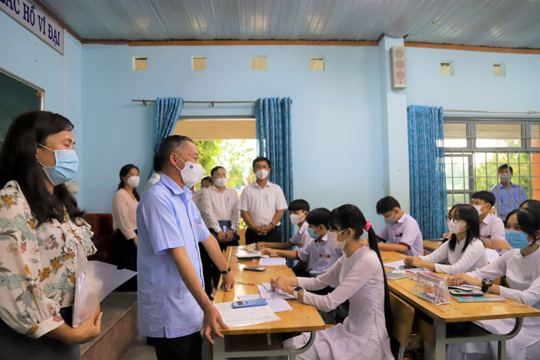 Đồng chí Trần Văn Hiệp - Phó Bí thư Tỉnh ủy, Chủ tịch UBND tỉnh Lâm Đồng đến kiểm tra công tác dạy và học tại trường THPT Đạ Tẻh