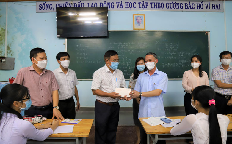 Thông qua Ban Giám hiệu, đồng chí Trần Văn Hiệp - Phó Bí thư Tỉnh ủy, Chủ tịch UBND tỉnh Lâm Đồng trao tặng quà cho các em học sinh vượt khó trường THPT Đạ Tẻh