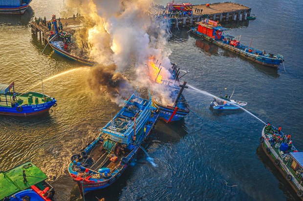 Tác phẩm trong chùm ảnh "Tiếp cận vụ cháy cầu cảng chữ T - Âu thuyền và cảng cá Thọ Quang" của tác giả Huỳnh Văn Truyền (Đà Nẵng)