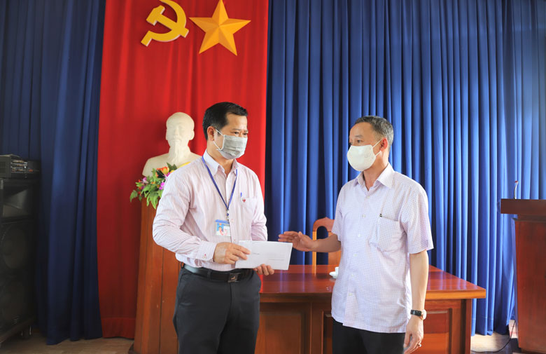 Thông qua Ban Giám hiệu, đồng chí Trần Văn Hiệp - Chủ tịch UBND tỉnh Lâm Đồng trao tặng quà cho các em học sinh vượt khó Trường Tiểu học Hà Lâm
