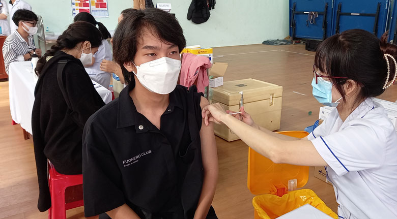Trong ngày đầu tiên, rất đông người dân Lâm Hà trong diện ưu tiên đến các địa điểm để được tiêm vắc xin Vero Cell