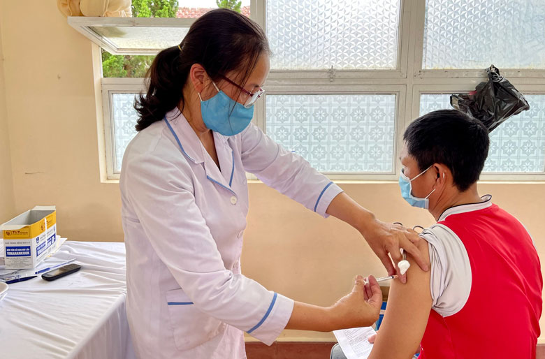 Tổ chức tiêm vắc xin phòng Covid-19 đợt 15 tại Phường 8, TP Đà Lạt 