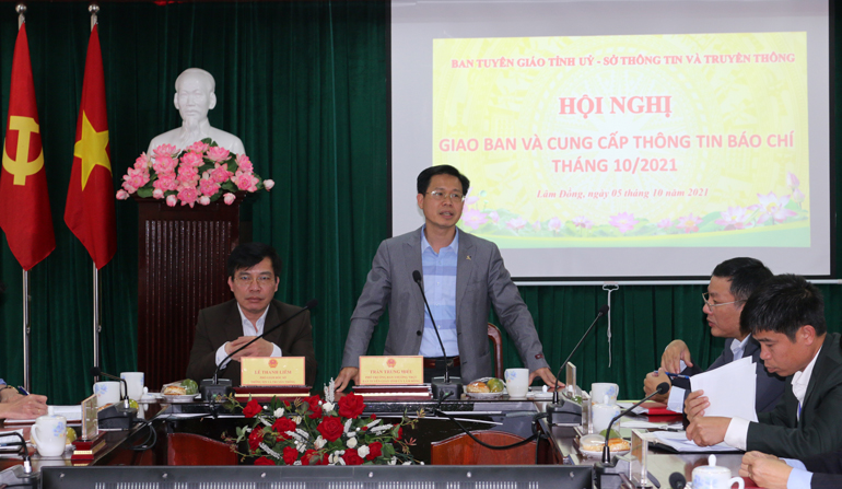 Đồng chí Trần Trung Hiếu – Phó Trưởng ban Thường trực Ban Tuyên giáo Tỉnh ủy phát biểu kết luận hội nghị