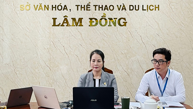 Bà Nguyễn Thị Bích Ngọc – Phó Giám đốc Sở Văn hóa Thể thao và Du lịch tỉnh Lâm Đồng phát biểu tại hội nghị