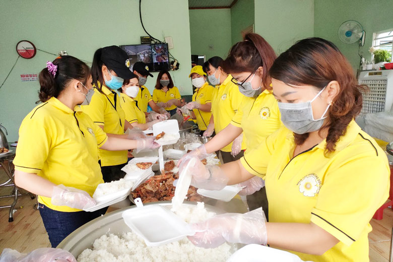 Nhóm thiện nguyện kết nối yêu thương chuẩn bị các phần cơm cho bệnh nhân và người nhà tại Trung tâm Y tế huyện Đơn Dương trong những ngày thị trấn Thạnh Mỹ bị phong tỏa