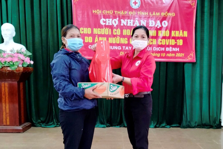 Hội Chữ thập đỏ tỉnh và huyện Di Linh tổ chức Chợ Nhân đạo cung cấp lương thực, thực phẩm thiết yếu cho 150 hộ khó khăn trên địa bàn 5 xã, thị trấn
