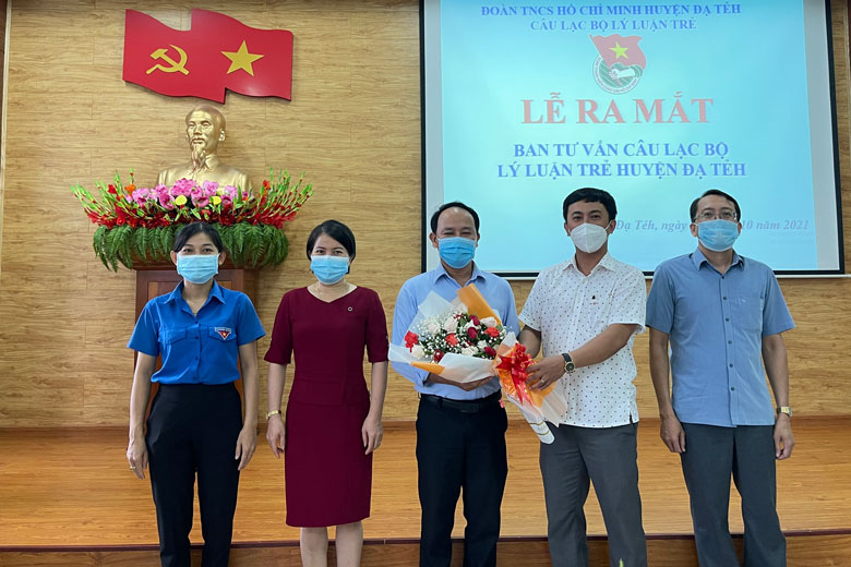 Phó Bí thư Thường trực Huyện ủy Đạ Tẻh Phan Đức Thái tặng hoa chúc mừng Ban Tư vấn CLB Lý luận trẻ huyện Đạ Tẻh 