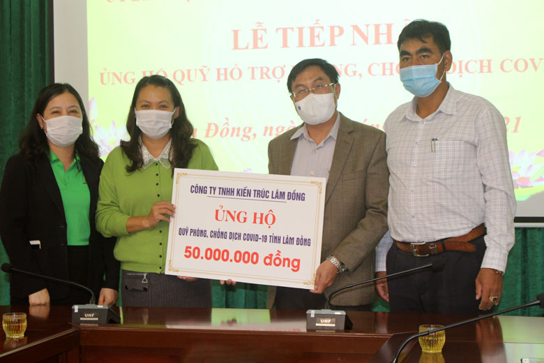 Công ty TNHH Kiến trúc Lâm Đồng ủng hộ 50 triệu đồng cho Quỹ Phòng chống dịch Covid-19