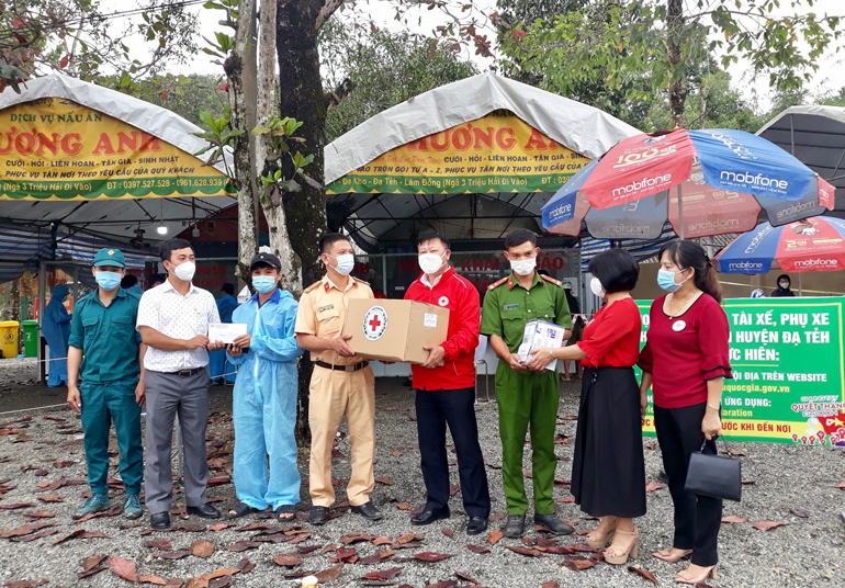 Lãnh đạo Hội Chữ thập đỏ tỉnh và huyện Đạ Tẻh đến thăm hỏi, động viên, trao quà, phương tiện phòng dịch Covid-19 cho các chốt trên địa bàn