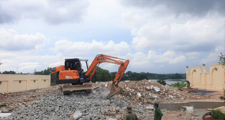 Bảo Lộc: Hoàn tất tháo dỡ căn biệt thự không phép tại hồ Nam Phương 1