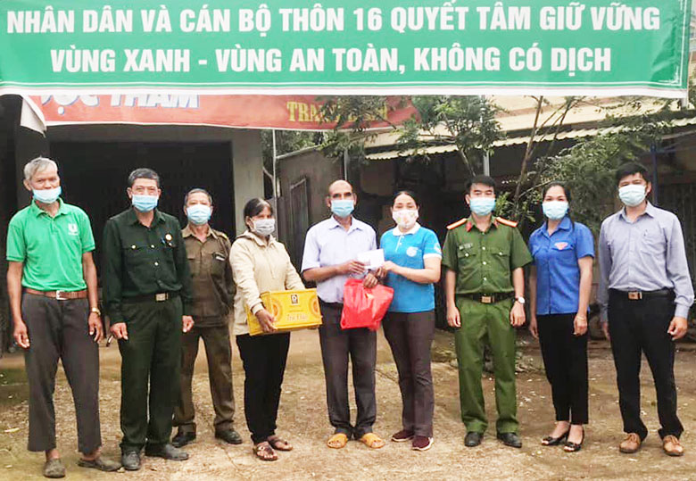 Phụ nữ xã Lộc Thành tặng quà chốt bảo vệ vùng xanh
