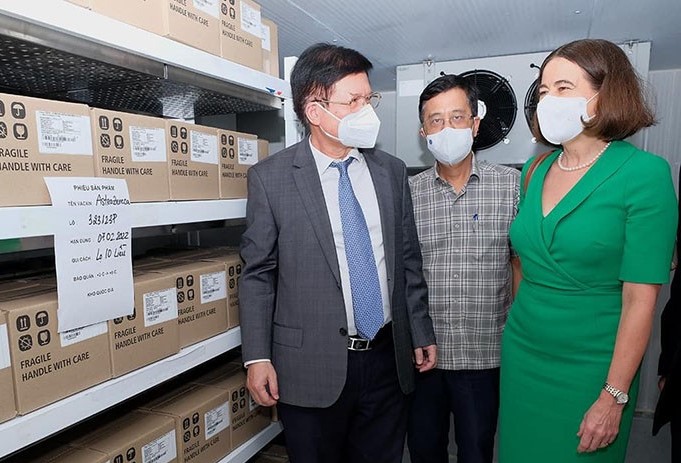 Đại sứ Australia Robyn Mudie cùng Thứ trưởng Bộ Y tế Trương Quốc Cường thăm kho lưu trữ vaccine tại Viện Vệ sinh Dịch tễ Trung ương.