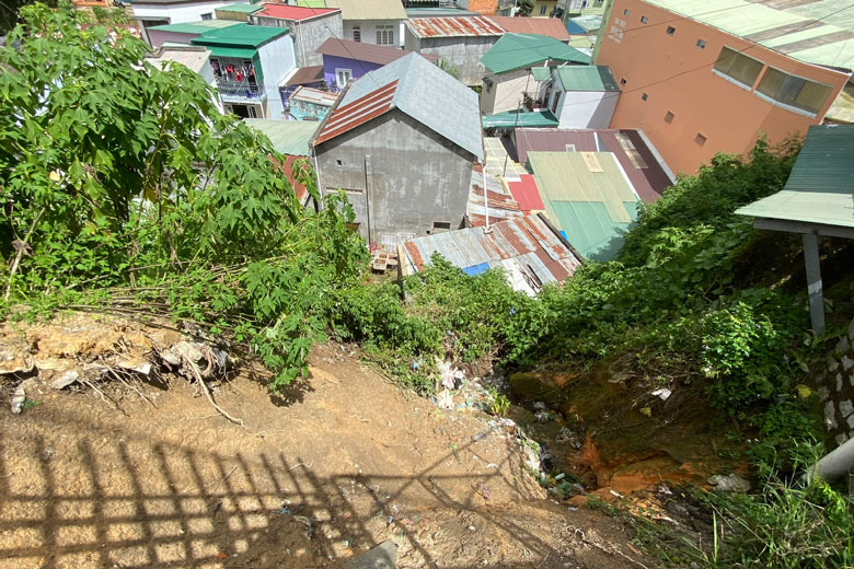 Đà Lạt: Nguy cơ sạt lở ta luy đất khi mưa lớn
