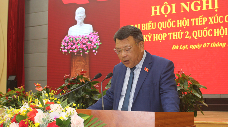 Ông Nguyễn Tạo – Phó Trưởng Đoàn ĐBQH khóa XV đơn vị tỉnh Lâm Đồng báo cáo với cử tri về nội dung kỳ họp thứ hai