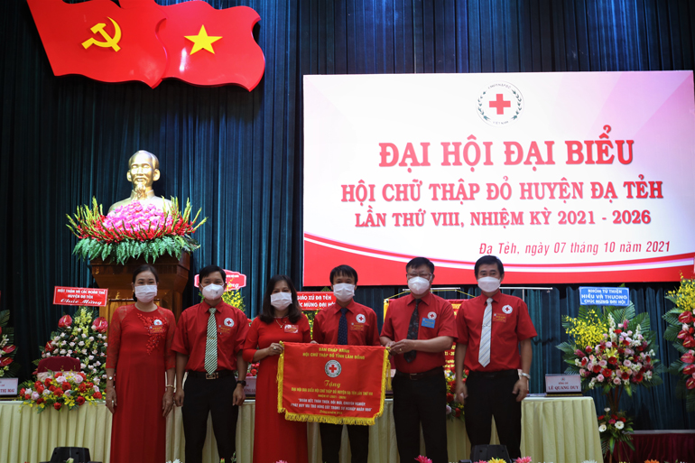 Hội Chữ thập đỏ tỉnh tặng bức trướng tại Đại hội