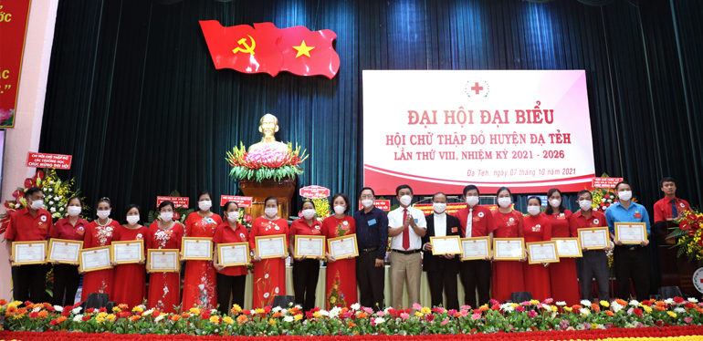UBND huyện Đạ Tẻh trao giấy khen cho các cá nhân, tập thể có thành tích xuất sắc trong công tác hội 