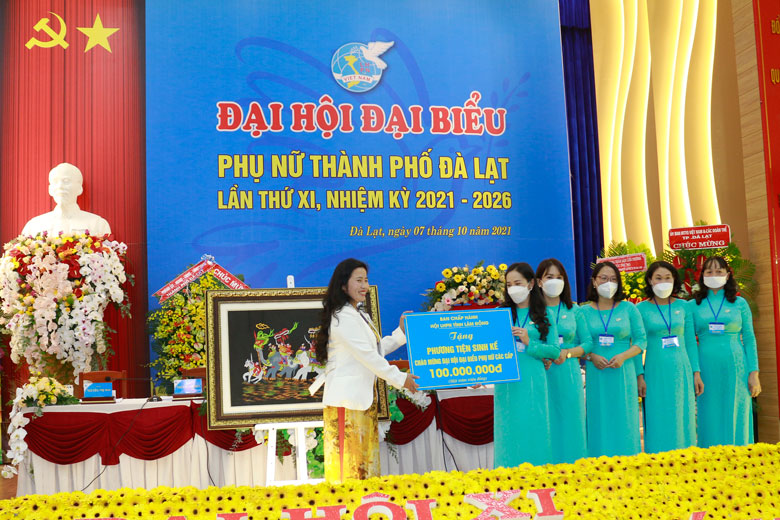 Bà Phạm Thị Ánh Tuyết - Chủ tịch Hội LHPN tỉnh Lâm Đồng trao tặng phương tiện sinh kế chào mừng Đại hội đại biểu Phụ nữ các cấp