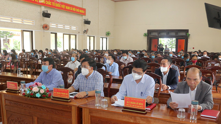 Các đại biểu và cử tri tham dự hội nghị trực tiếp tại Lâm Hà