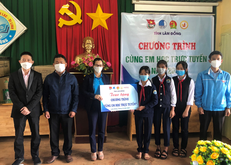 Tỉnh Đoàn – Hội Liên hiệp Thanh niên tỉnh tặng máy tính, sim và điện thoại cho học sinh khó khăn huyện Di Linh