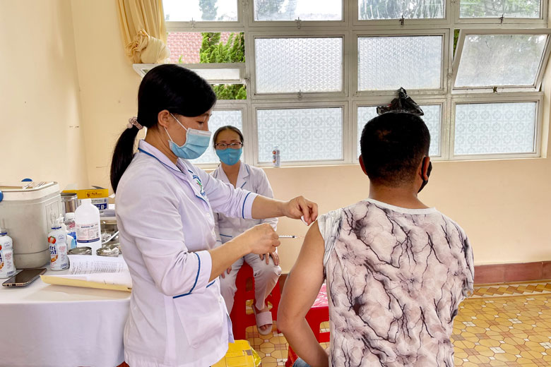 TP Đà Lạt tổ chức tiêm vắc xin Vero Cell - Sinopharm phòng Covid-19 tại điểm tiêm Trường Tiểu học Đa Thiện (Phường 8)