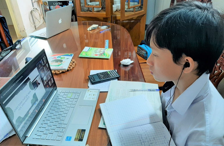 Học sinh từ lớp 1 đến lớp 12 trên địa bàn TP Bảo Lộc tiếp tục học trực tuyến tại nhà để đảm bảo an toàn phòng chống dịch cho đến khi có thông báo mới