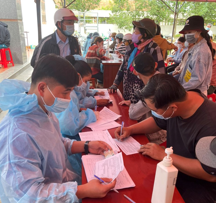 Anh Lê Minh Huy (ngoài cùng bên trái) hỗ trợ chiến dịch tiêm vắc xin phòng Covid-19 tại địa phương