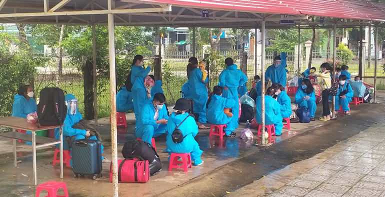 Công dân Cát Tiên đang chờ thực hiện các thủ tục trước khi nhận phòng cách ly