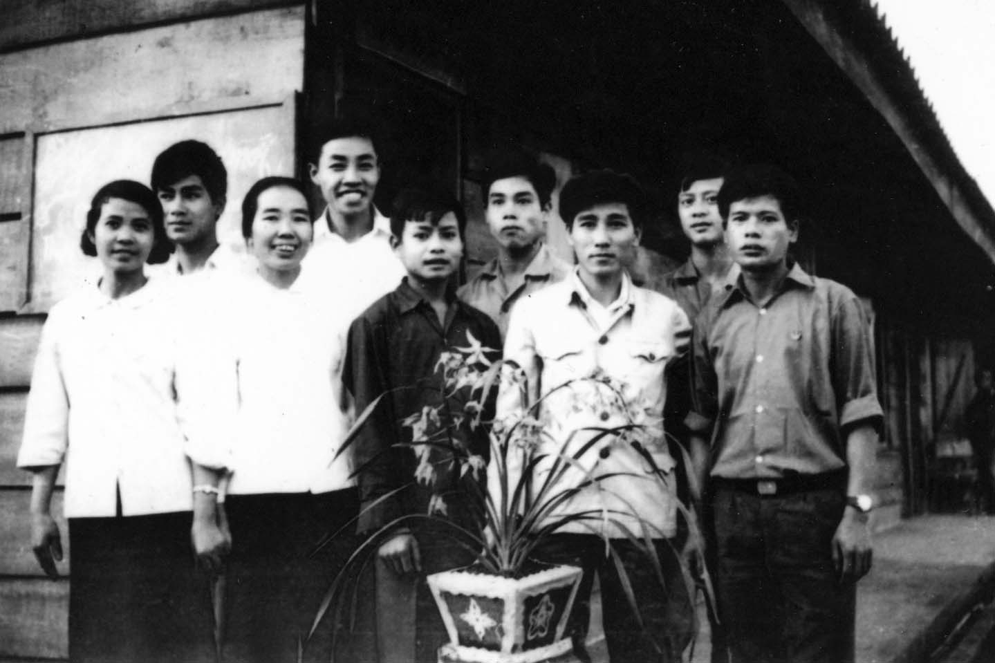 Anh Phan Hữu Giản (người thứ hai, hàng thứ hai từ trái sang) và cán bộ chủ chốt Đoàn TNCS Hồ Chí Minh Vùng Kinh tế mới Hà Nội đón đồng chí Hoàng Thị Thân - Phó Bí thư Thành đoàn vào thăm đầu năm 1977.