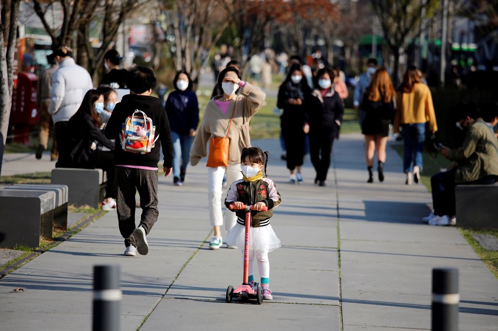 Một bé gái đeo khẩu trang đi xe đẩy tại một công viên ở Seoul, Hàn Quốc