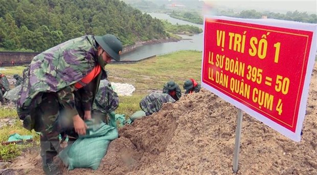 Lực lượng quân đội tiến hành gia cố đê Hà Nam ở thị xã Quảng Yên, Quảng Ninh