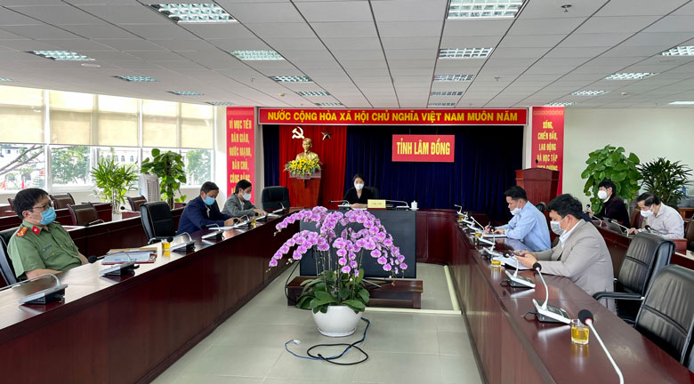 Tại điểm cầu Lâm Đồng, DSCKII Huỳnh Thị Phương Duyên - Phó Giám đốc Sở Y tế tỉnh chủ trì hội nghị