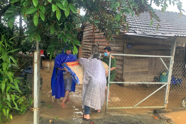 Bảo Lộc: Nước lũ đang dâng cao, hàng chục nhà dân bị ngập