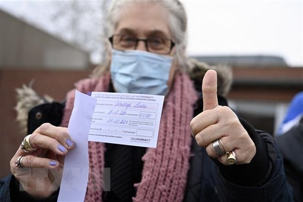 Một người dân nhận giấy Chứng nhận tiêm vaccine ngừa COVID-19 tại Overijse, Bỉ ngày 18/2/2021
