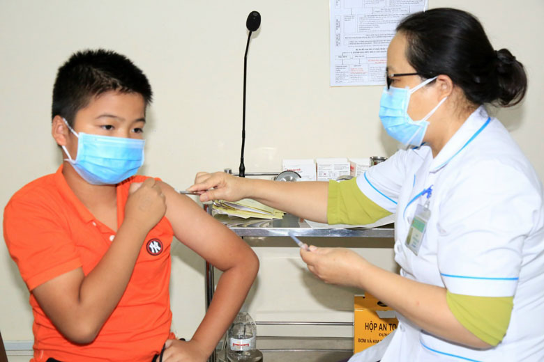 Bác sỹ Trung tâm Y tế Bảo Lộc tiêm vắc xin cho các cháu thiếu nhi là con em cán bộ, công nhân viên trong Công ty
