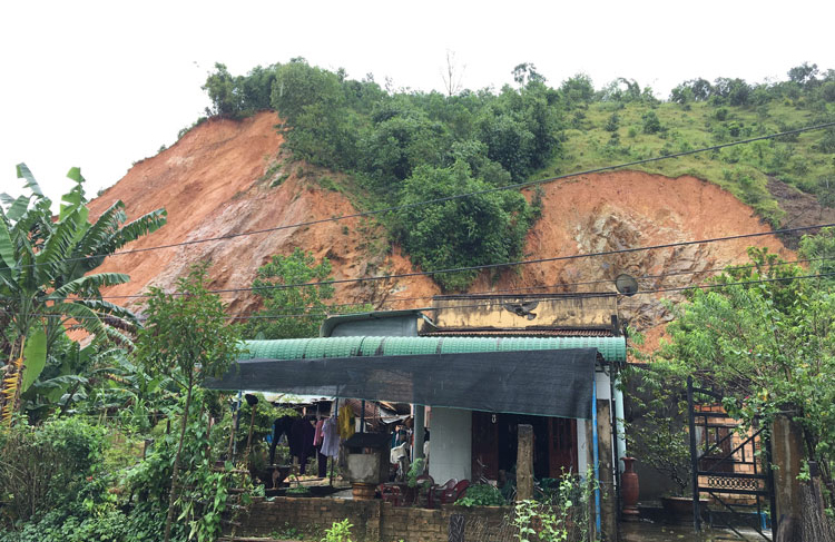 Mùa mưa đến, một số hộ dân sống dưới chân đồi tại thôn Trung Hưng (xã Gia Viễn, huyện Cát Tiên) lại thấp thỏm nổi lo sợ sạt lở đất