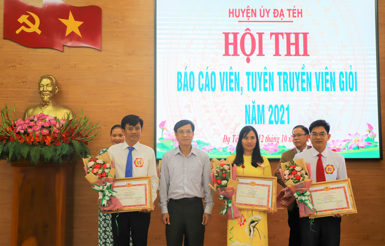 Đồng chí Nguyễn Mạnh Việt – Quyền Bí thư Huyện ủy trao các giải nhất, nhì và 3 cho các thí sinh xuất sắc