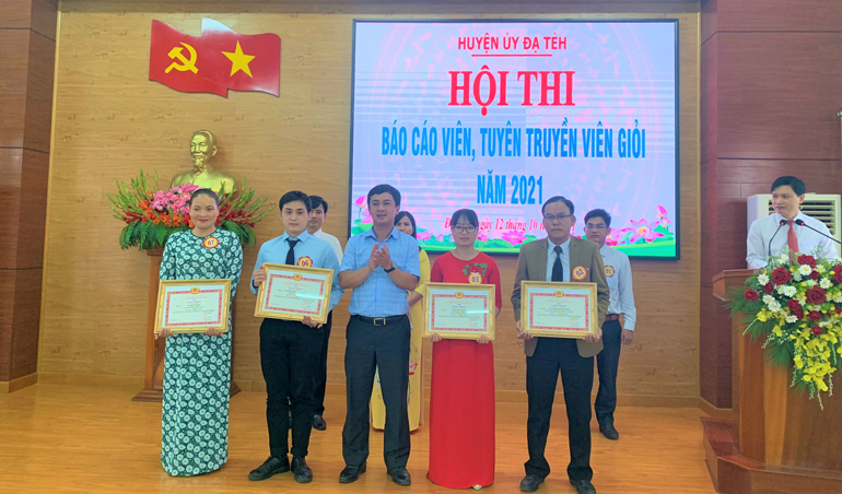 Đồng chí Phan Đức Thái – Phó Bí thư Thường trực Huyện Đạ Tẻh trao giải khuyến khích cho các thí sinh