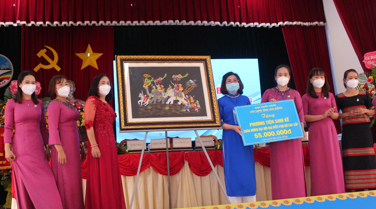 Hội LHPN tỉnh Lâm Đồng tặng phương tiện sinh kế chào mừng đại hội