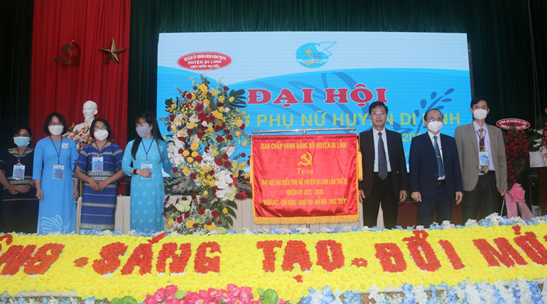 Đồng chí Đinh Văn Tuấn - Bí thư Huyện ủy, Chủ tịch HĐND huyện và các đồng chí trong BTV Huyện ủy tặng hoa và bức trướng chúc mừng Đại hội