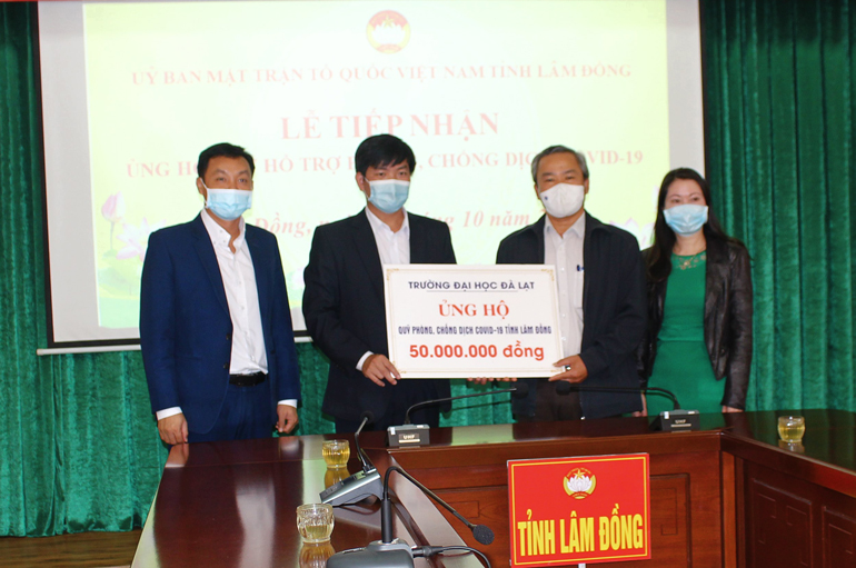 Đại diện Trường Đại học Đà Lạt ủng hộ 50 triệu cho quỹ phòng chống dịch Covid – 19 tỉnh Lâm Đồng